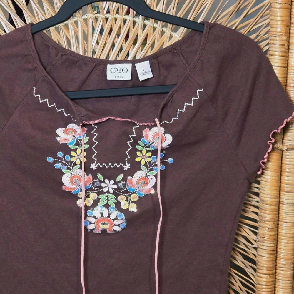 Y2K Vtg‎ Cato Girl Large Short Sleeve Ruffle Trim Embroidered T Shirt V Neck Tie